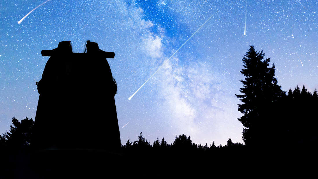 Im August hat der bekannteste aller Sternschnuppenströme sein Maximum: Die Meteore der Perseiden, auch „Laurentius-Tränen“ genannt, erreichen um den 12. August ihren Höhepunkt. Um die 100 Sternschnuppen kann man dann pro Stunde sehen – beste Beobachtungsbedingungen vorausgesetzt.