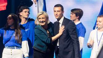 „Erst wenn sie ganz fest im Sattel sitzen“: Was planen Marine Le Pens Rechte bei einem Frankreich-Wahlsieg?