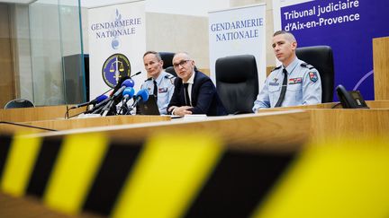 Jean-Luc Blachon (au centre), procureur de la République d'Aix-en-Provence, lors d'une conférence de presse à Aix-en-Provence (Bouches-du-Rhône), le 2 avril 2024. (CLEMENT MAHOUDEAU / AFP)