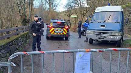 Les gendarmes bloquent l'accès au Haut-Vernet (Alpes-de-Haute-Provence), lundi 1er avril, où les recherches sont en cours après la découverte samedi de quelques ossements dont le crâne du petit Emile. (GILLES GALLINARO / FRANCEINFO)