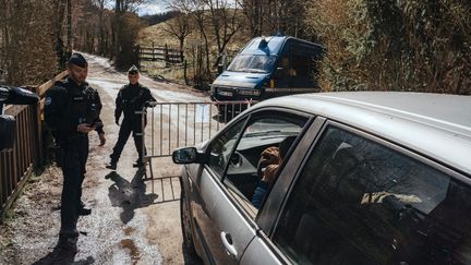 Des gendarmes ferment un accès au hameau du Haut-Vernet (Alpes-de-Haute-Provence), le 1er avril 2024. (LOUAI BARAKAT / HANS LUCAS / AFP)