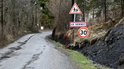 L'entrée du village du Vernet, près du Haut-Vernet, le 27 mars 2024. (CHRISTOPHE SIMON / AFP)