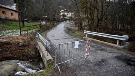 L'une des voies d'accès au hameau du Haut-Vernet (Alpes-de-Haute-Provence) le 27 mars 2024. (CHRISTOPHE SIMON / AFP)