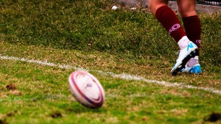 Un joueur de rugby près d'un ballon, le 6 octobre 2024. Image d'illustration. (NICOLAS PARENT / MAXPPP)