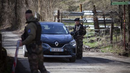 Des gendarmes contrôlent un véhicule au Haut-Vernet (Alpes-de-Haute-Provence), le 4 avril 2024. (THIBAUT DURAND / HANS LUCAS / AFP)