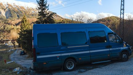 Un camion de gendarmerie au Vernet, le 1er avril 2024. (LOUAI BARAKAT / HANS LUCAS via AFP)