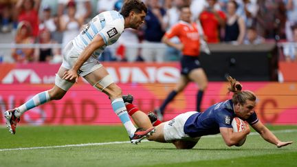 Le français Stephen Parez-Edo Martin marque un but lors du match France-Argentine au mondial HSBC de rugby à 7, à Madrid, le 2 juin 2024. (OSCAR DEL POZO / AFP)