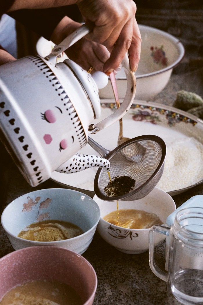 Nai ai pi and nai cha – black tea poured over milk skin in Xinjiang