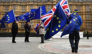 Financial firms hold off on Brexit changes