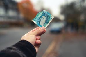 Average income from personal pensions falls to £939