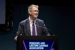 Pensions minister to knock on door of providers who slack on dashboard