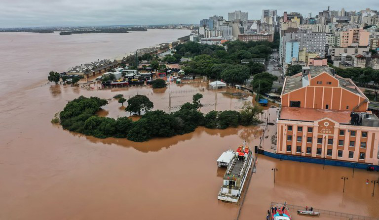 Recursos federais para contenção de encostas, drenagem urbana e habitação são destaques. Municípios devem informar suas necessidades habitacionais para reconstrução de áreas atingidas