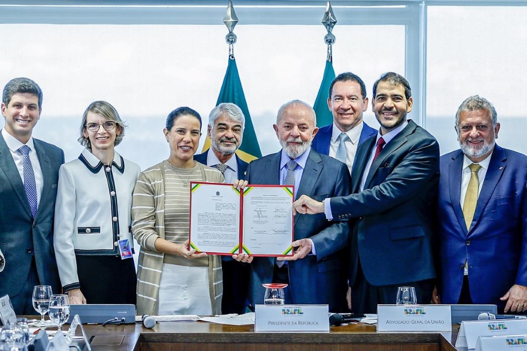 Acordo foi assinado nesta terça-feira (11) no Palácio do Planalto. Famílias das 431 edificações construídas na década de 1970 e identificadas com alto risco de desabamento na região metropolitana da capital pernambucana serão indenizadas