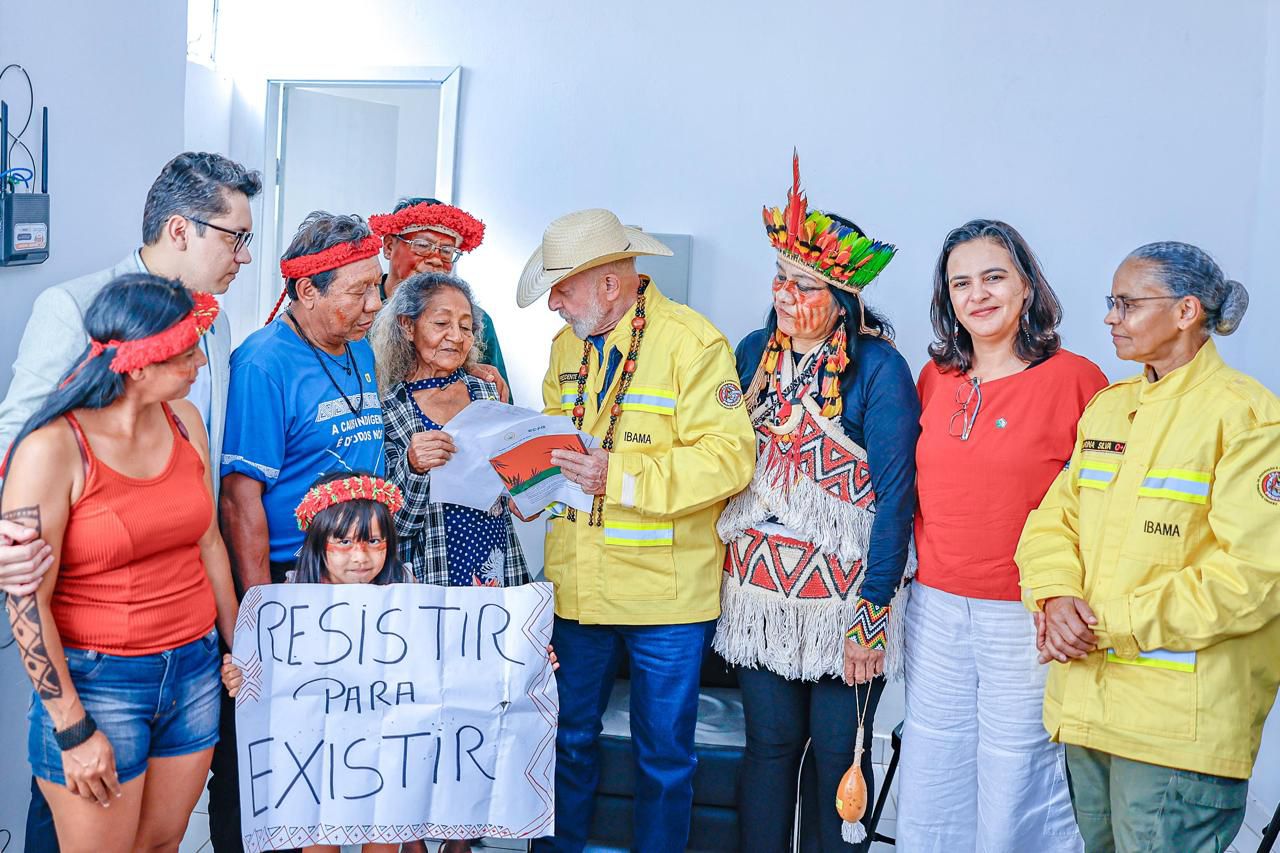 Nesta quarta-feira (31), o presidente Luiz Inácio Lula da Silva, o ministro em exercício dos Povos Indígenas, Eloy Terena, e a ministra do Meio Ambiente, Marina Silva, se reuniram com indígenas Guarani Kaiowá e Guató, em Corumbá (MS).