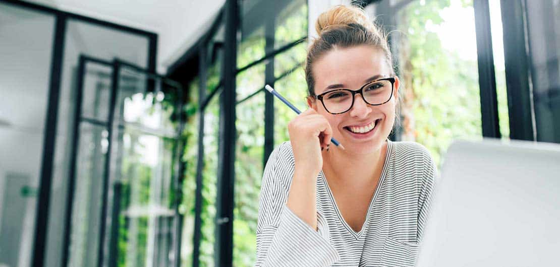 vorschaubild studentin schreibt an ihrer hausarbeit grin |