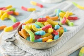 Sour gummy worms