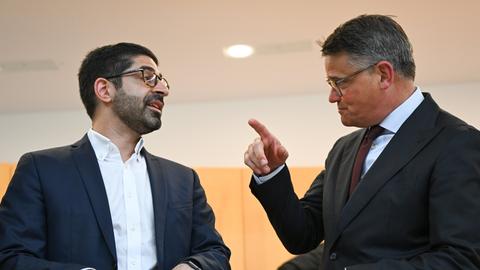 CDU-Regierungschef Boris Rhein (r.) und sein Vize Kaweh Mansoori (SPD)