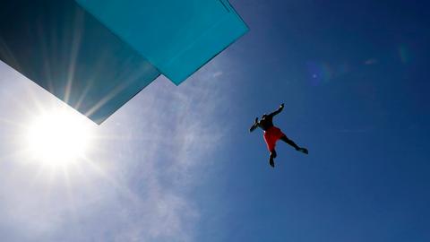 Ein Junge springt im Freibad