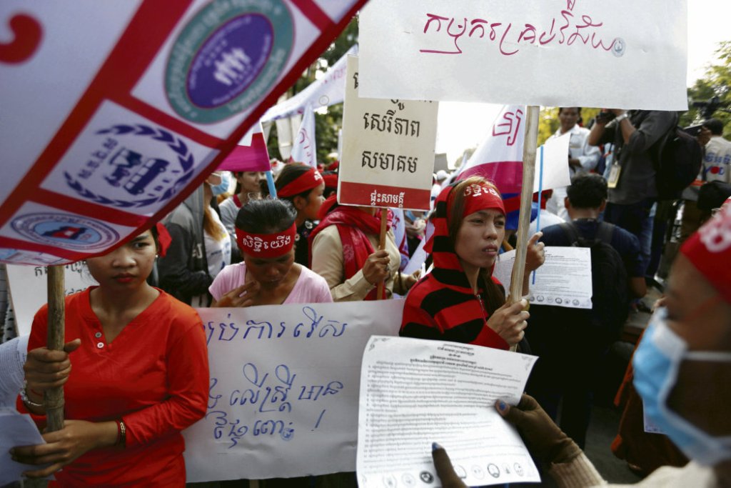 Manifestation des salariés de l’habillement, le 1er mai 2017, à Phnom Penh. Samrang Pring/Reuters
