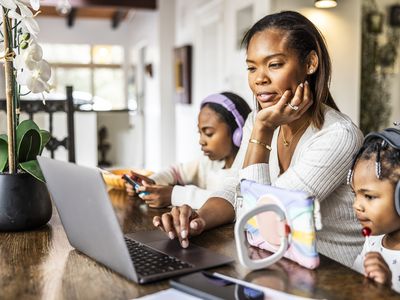 Mother with daughters in front of a computer