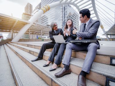 senior manager talks to the employee of the company