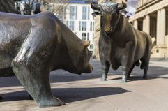 A bear and bull statue outside the Frankfurt Stock Exchange