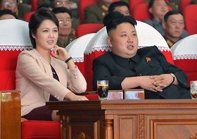 3月22日には夫婦そろって「モランボン楽団」の公演を楽しんだ。写真は国営朝鮮中央通信が配信した