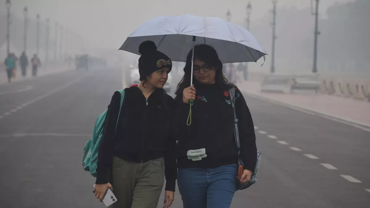 Delhi Weather Update: दिल्ली-NCR में आज बारिश बढ़ाएगी ठिठुरन, कई इलाकों में घना कोहरा