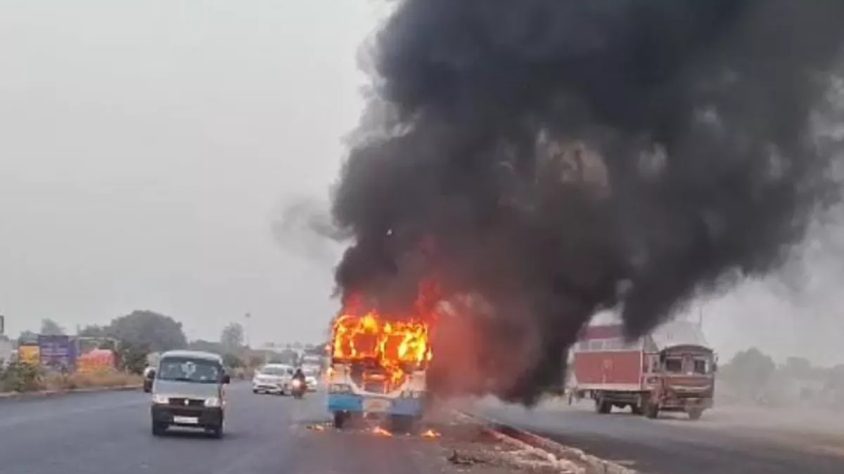 Rewari Fire News: चलती बस में लगी आग, सवारियों में मचा हड़कंप; ड्राइवर की सूझबूझ से बची जान