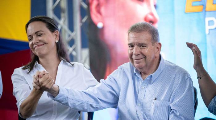 El candidato presidencial de la Plataforma Unitaria Democrática (PUD), Edmundo González Urrutia, acompañado de la líder opositora María Corina Machado, participan durante un acto público este viernes en Caracas (Venezuela).