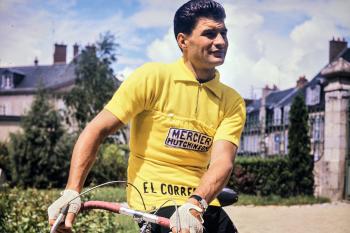 En 1964, Raymond Poulidor pose vêtu du maillot « amarillo » du vainqueur du Tour d'Espagne, siglé Mercier. (Photo L'Équipe)