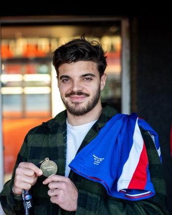 La médaille des vainqueurs du Tournoi des Six Nations dans les mains, le maillot tricolore sur l'épaule, Romain Ntamack savoure pleinement la réussite des Bleus en ce début d'année 2022. (F. Lancelot/L'Équipe)