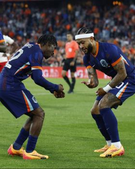 Memphis Depay (à droite, en face de Jeremie Frimpong) célèbre son but, le premier des Pays-Bas, ce jeudi contre le Canada (4-0). (Reuters)