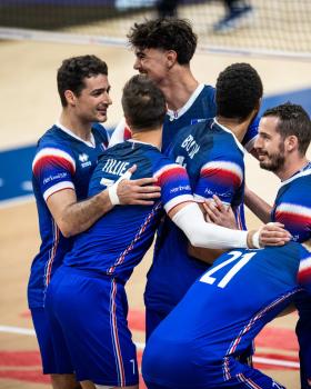 Remplaçants lors des premiers matches, Yacine Louati, Kevin Tillie, Joris Seddik, Daryl Bultor, Benjamin Toniutti et Théo Faure ont assuré face aux États-Unis. (World volleyball)