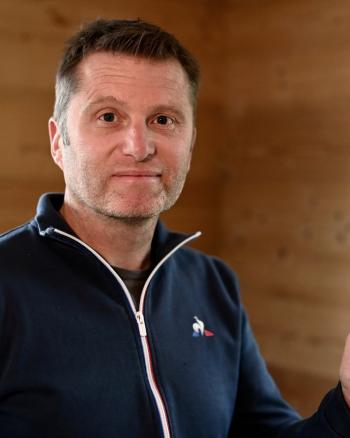 Sébastien Flute pose avec sa médaille d'or de 1992. (J. Prévost/L'Équipe)