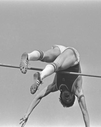 Serguei Bubka dépassant la barre mythique des six mètres à la perche. Il fut également l'homme de l'hiver, après être sorti vainqueur d'un duel tapageur avec Bill Olson, aux Etats-Unis, au cours d'une tournée qui avait fait grand bruit (L'Équipe)