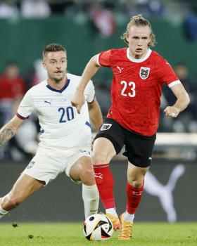 Soccer Football - International Friendly - Austria v Serbia - Ernst Happel Stadium, Vienna, Austria - June 4, 2024 Austria's Patrick Wimmer in action with Serbia's Sergej Milinkovic-Savic REUTERS/Lisa Leutner (Reuters)