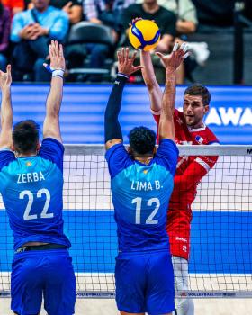 Trevor Clévenot à l'attaque, sous les yeux de Yacine Louati, face au block argentin. (Volleyball world)