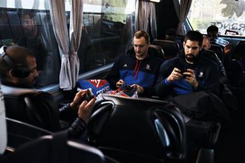 Valentin Porte et Nikola Karabatic en plein visionnage dans le car de l'équipe de France de hand, en 2018. (Étienne Garnier/L'Équipe)