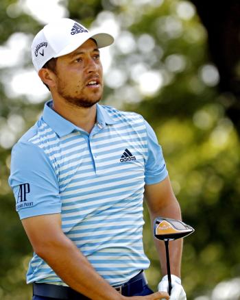 Xander Schauffele joue son coup depuis le neuvième tee pendant le deuxième tour du Charles Schwab Challenge, au Colonial Country Club, à Forth Worth (Texas, USA). (R. Carlin III/USA TODAY Sports/Presse Sports)