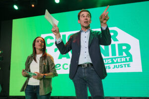 La coprésidente d'Écolo, Rajae Maouane, et le coprésident d'Écolo, Jean-Marc Nollet, photographiés lors d'un congrès du parti des verts francophones Écolo pour lancer la campagne des élections de 2024, le dimanche 17 mars 2024 à Namur. PHOTO BELGA BRUNO FAHY.