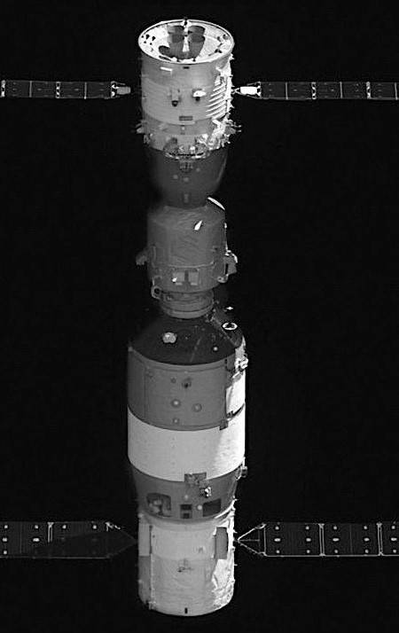 salyut_launch_25_tiangong-2-shenzhou-11-complex