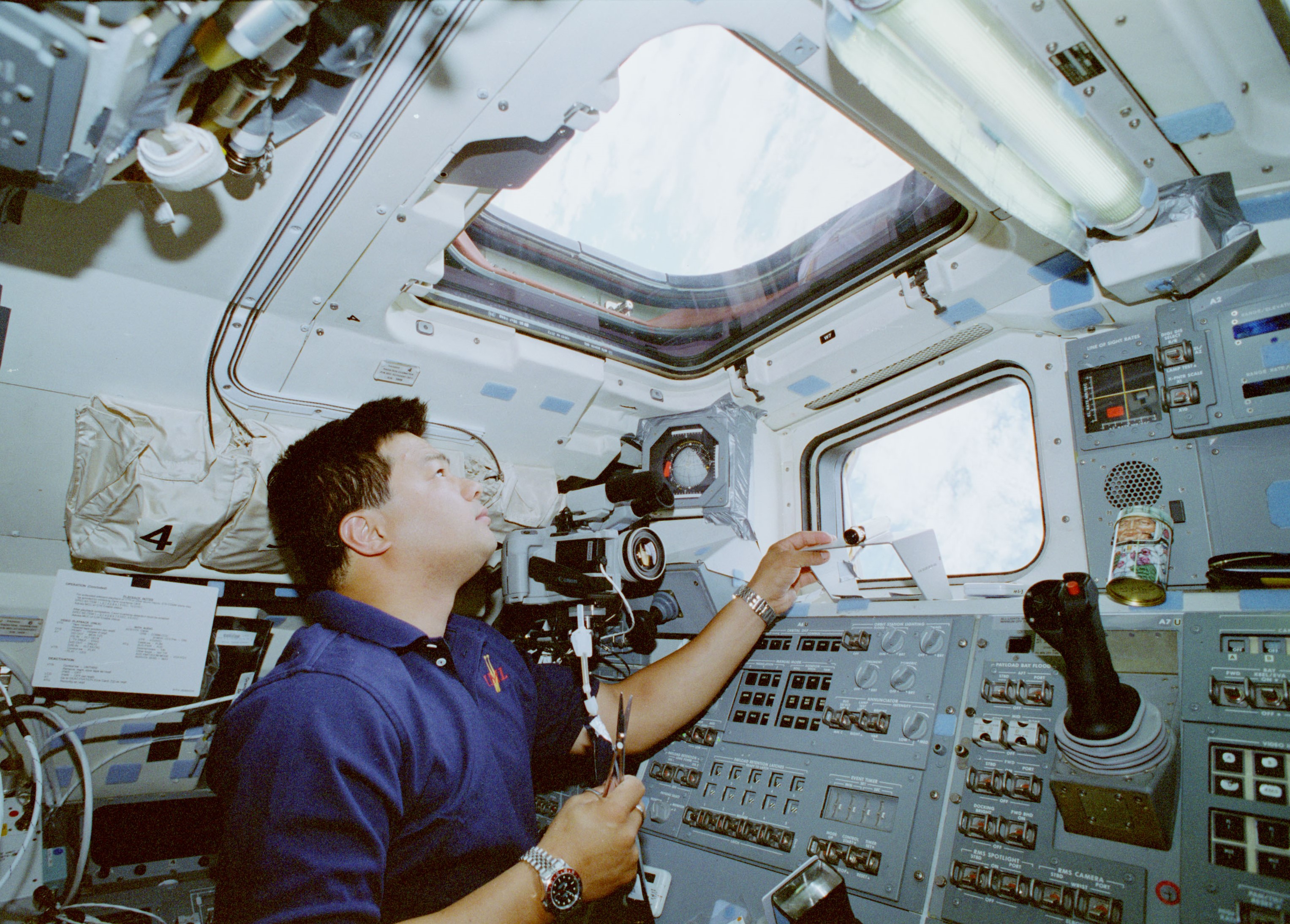 Leroy Chiao looks out at the Earth