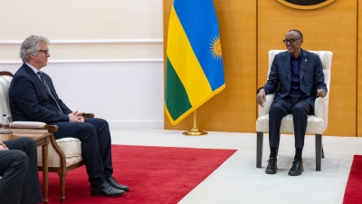 President Paul Kagame meets with Dr. Sierk Pötting, COO of BioNTech Group at Village Urugwiro, on Monday, March 13. Photo by Village Urugwiro