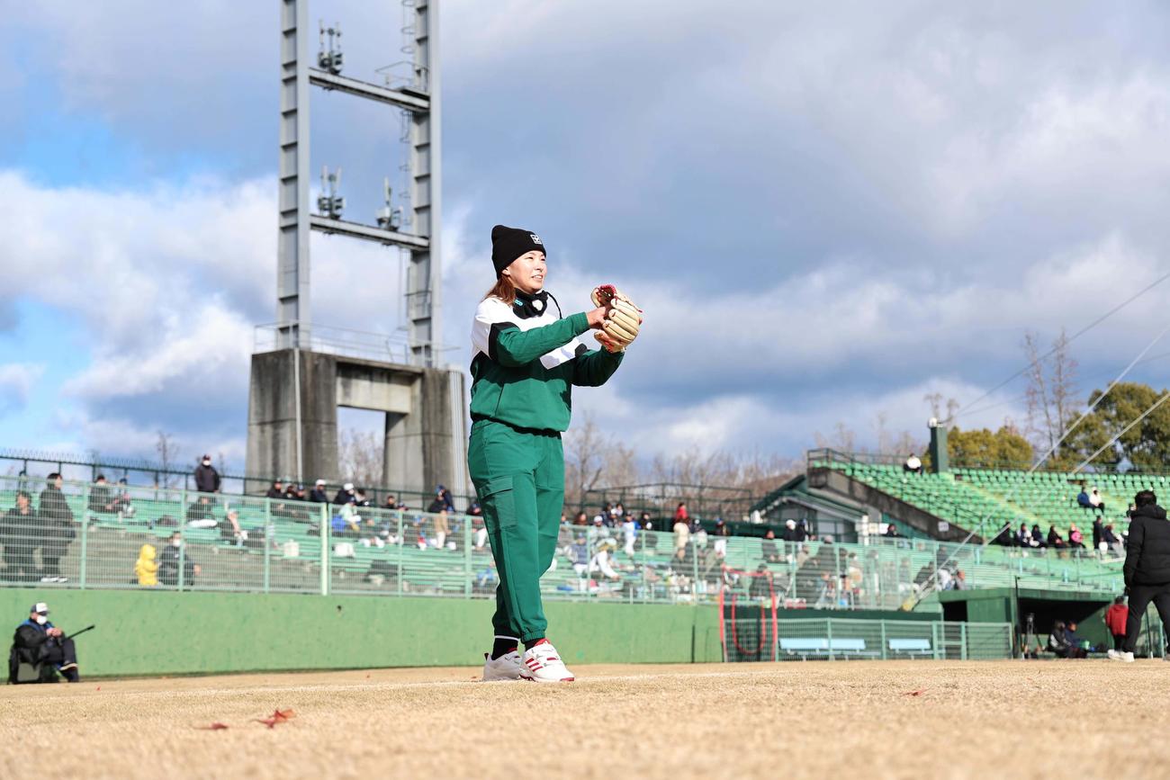 ダイナミックな投球フォームでソフトボールを投げる渋野（撮影・上田博志）