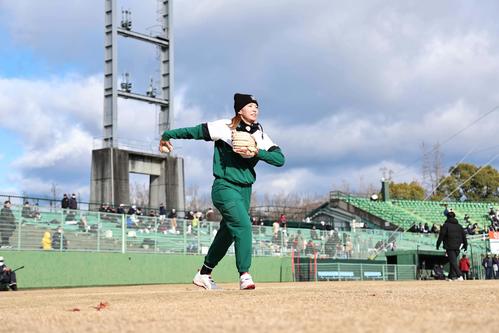 ダイナミックな投球フォームでソフトボールを投げる渋野（撮影・上田博志）