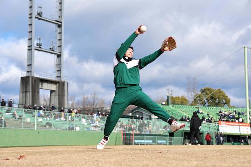 ダイナミックな投球フォームでソフトボールを投げる渋野（撮影・上田博志）