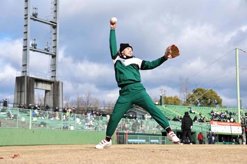 ダイナミックな投球フォームでソフトボールを投げる渋野（撮影・上田博志）