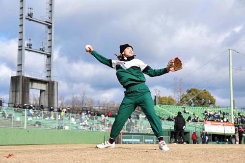 ダイナミックな投球フォームでソフトボールを投げる渋野（撮影・上田博志）