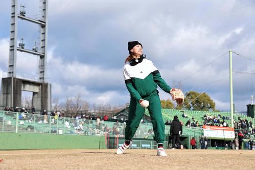 ダイナミックな投球フォームでソフトボールを投げる渋野（撮影・上田博志）